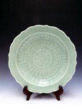 清乾隆豆青博古紋碟
Qing celadon glazed dish