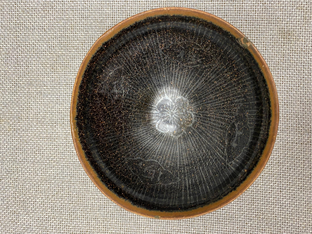 宋代遇林亭窯黑釉描銀福山壽海茶盞                                                           Song dynasty Yulinting black glazed silvered characters teabowl