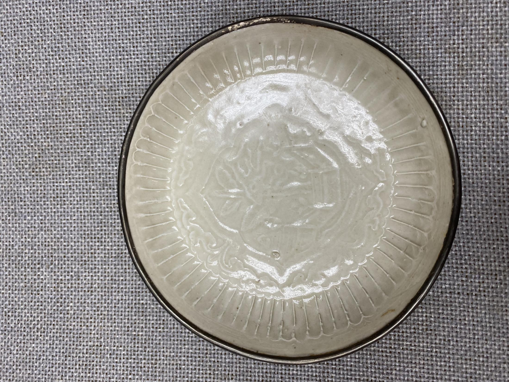 宋/金代定窯印花庭園小景碟                                                                     Song/Jin dynasty Ding moulded garden scene dish                                             (來源: Sotheby's Hong Kong 30 November 2021, Lot381)