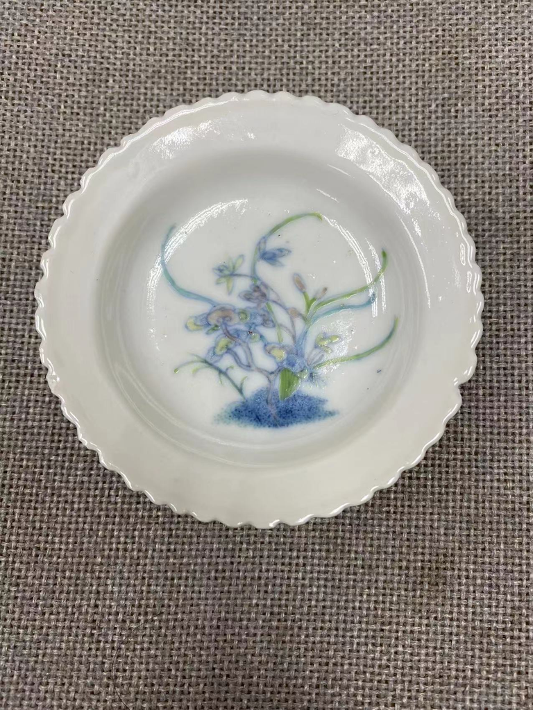 清代道光款鬥彩芝蘭祝壽小碟                                                                         Qing dynasty Daoguang marked doucai longevity small dish 