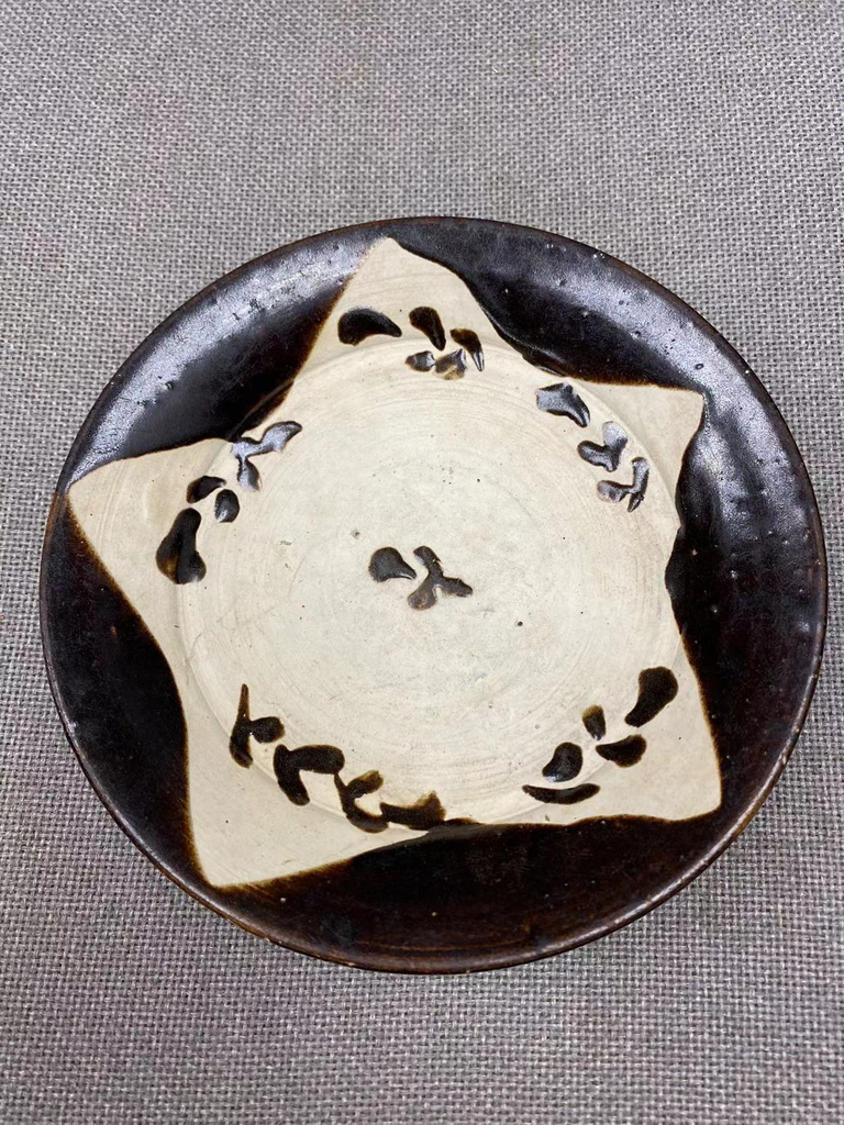 唐代耀州窯點褐彩盤                                                                                           Tang dynasty Yaozhou iron brown spotted plate