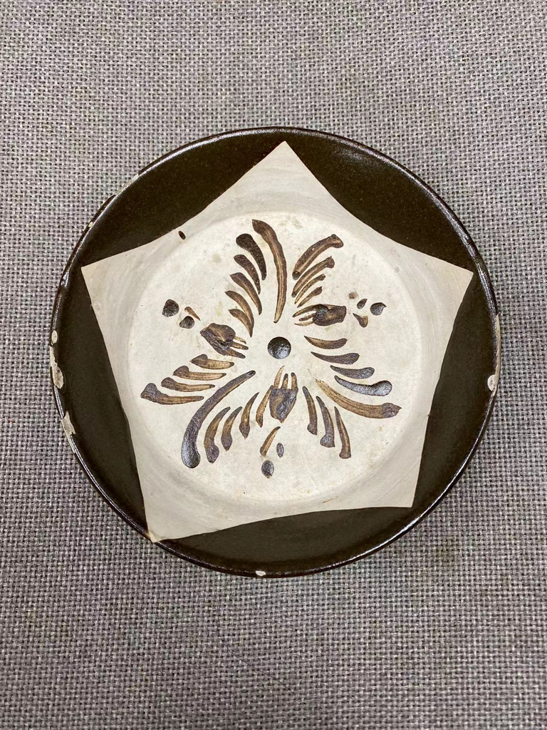 唐代耀州窯褐花洗                                                                                               Tang dynasty Yaozhou iron brown floral washer 