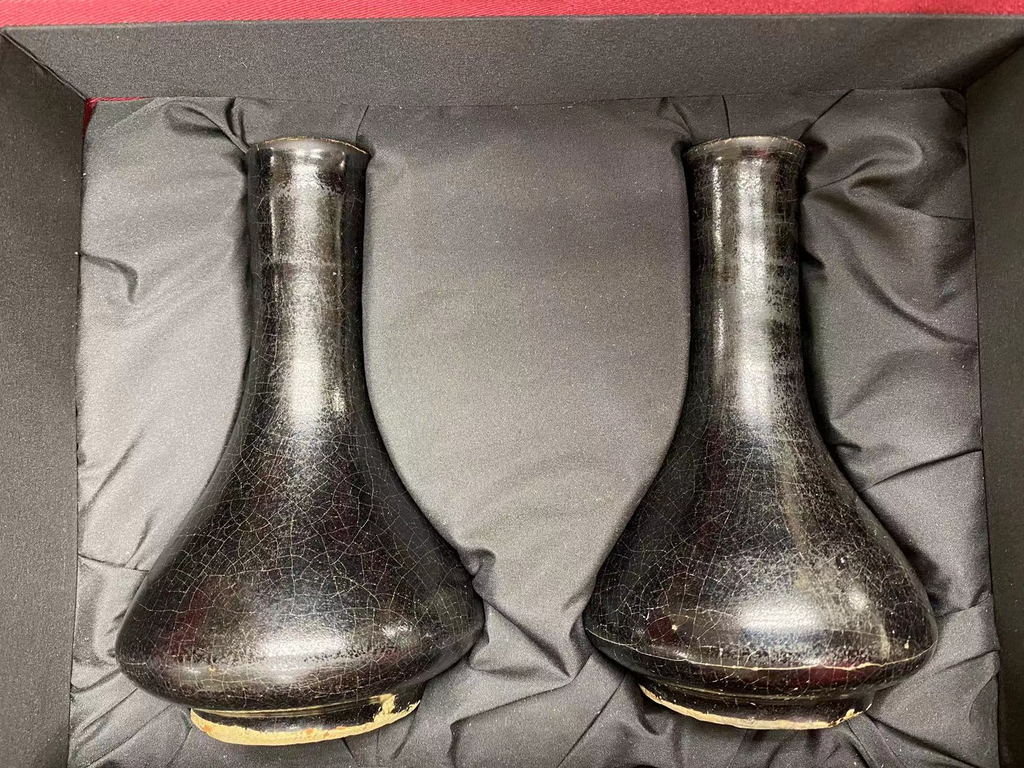 南宋吉州窯黑釉荸薺瓶一對                                                                               Pair of Southern Song dynasty Jizhou black glazed chestnut vases 