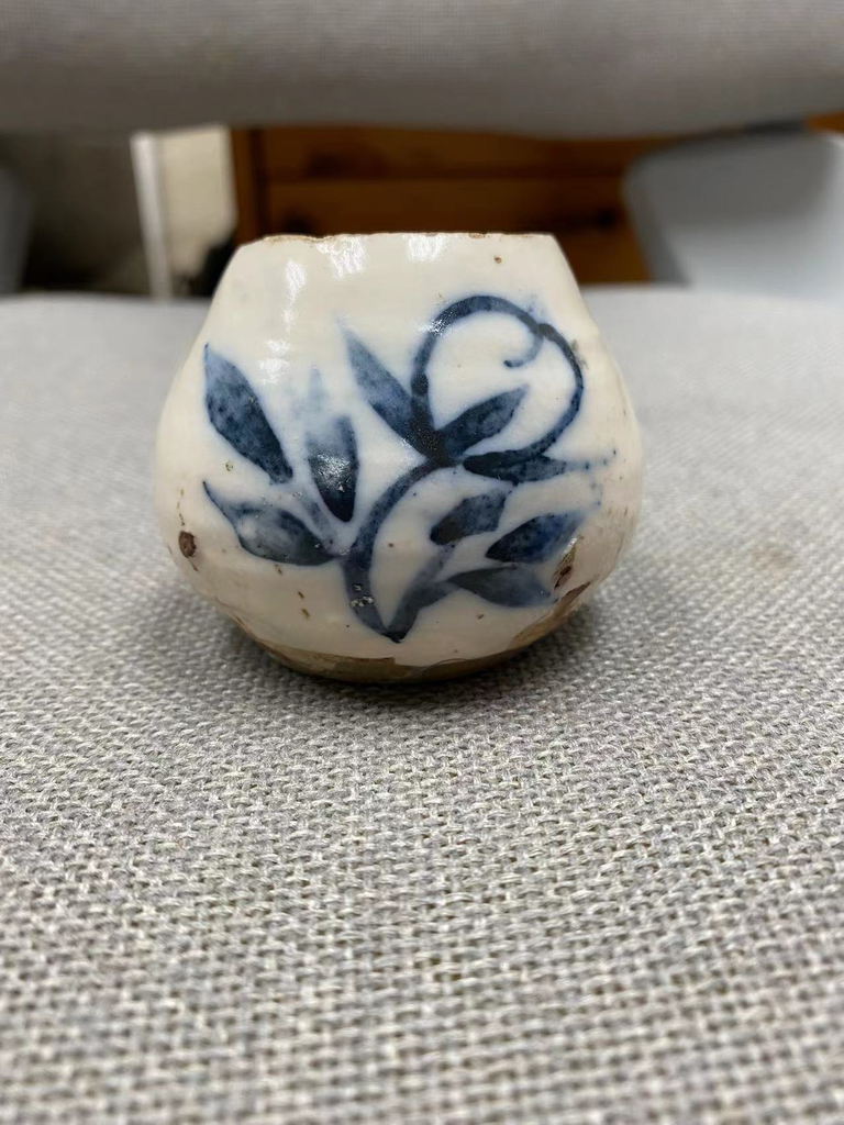 元代磁州窯青花花卉紋水盂                                                                             Yuan dynasty Cizhou blue and white floral waterpot 