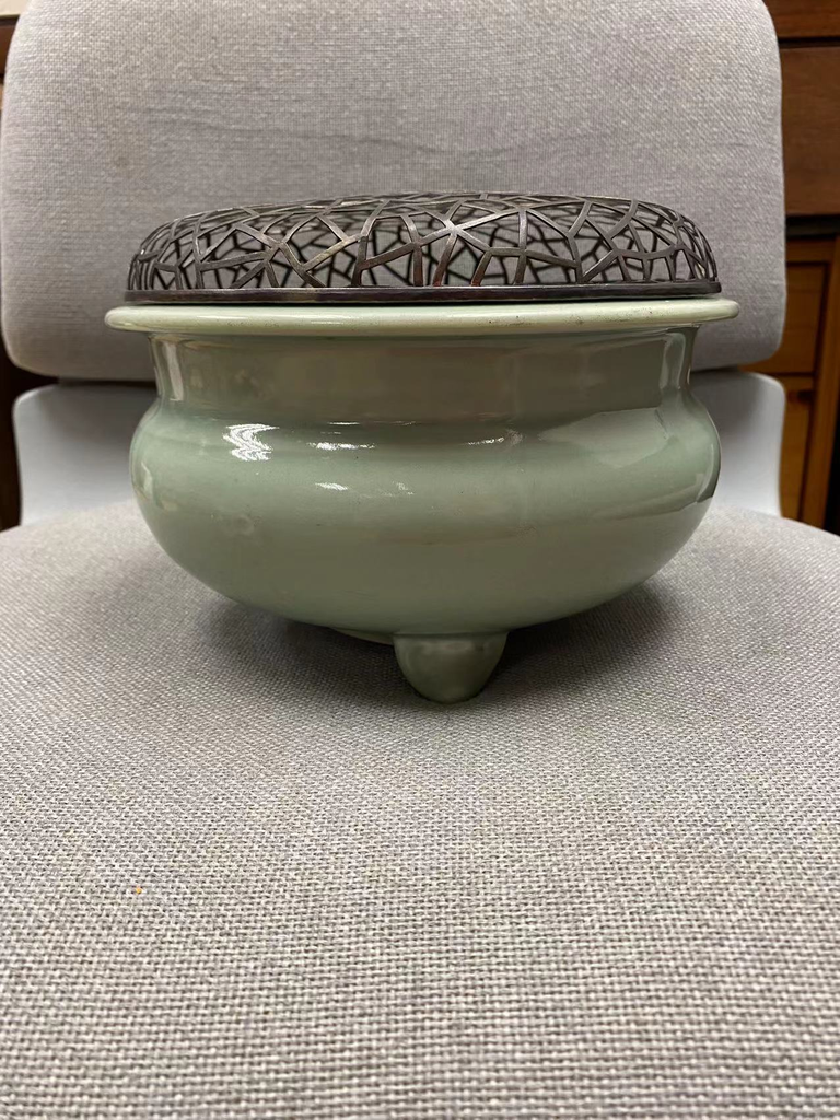 明代龍泉窯青釉如意足大香爐                                                                          Ming dynasty Longquan celadon ruyi feet large censer 