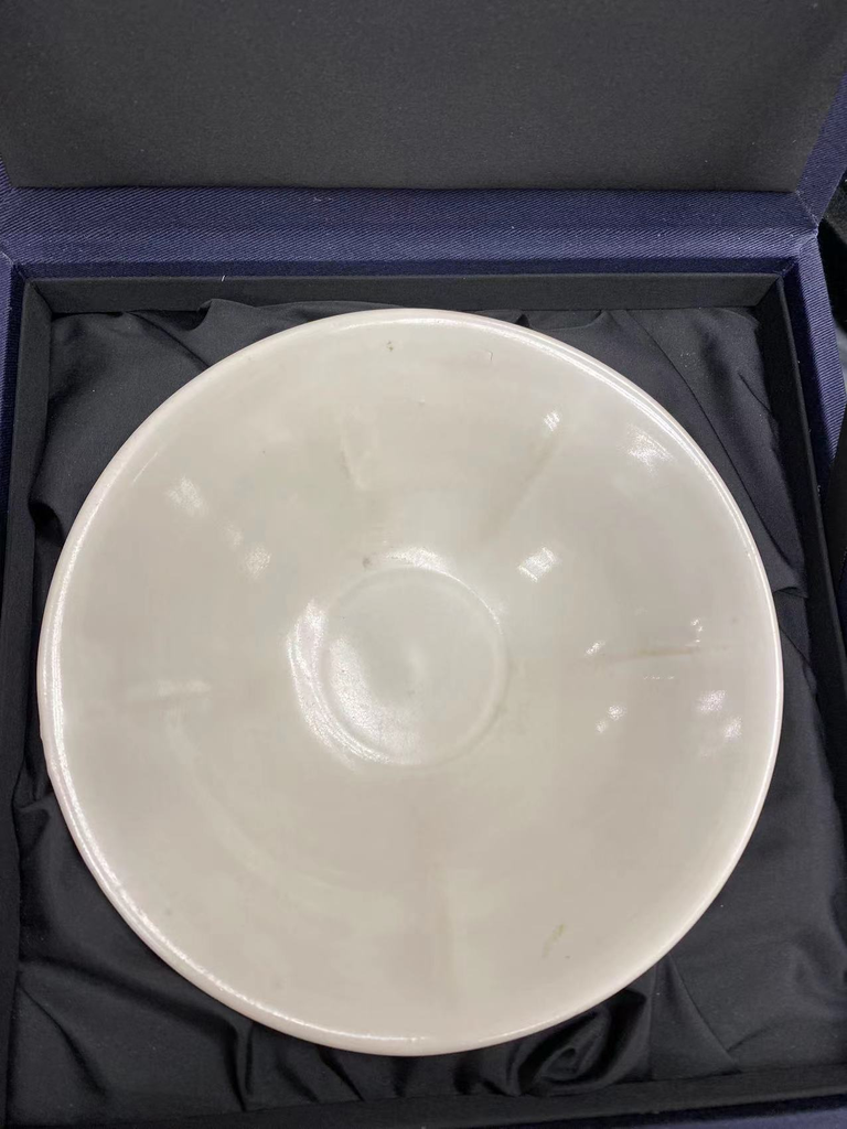 五代白釉花稜碗                                                                                                        Five dynasties white glazed petaled bowl 