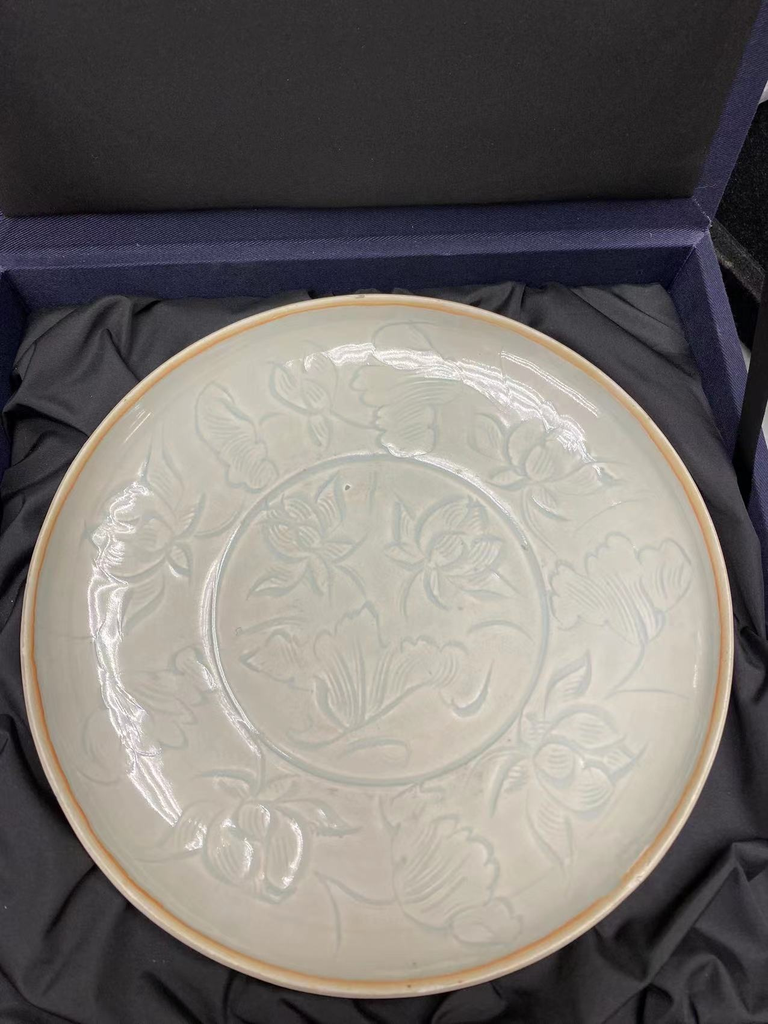 元代青白釉刻蓮紋盤                                                                                                  Yuan dynasty qingbai carved lotus dish 