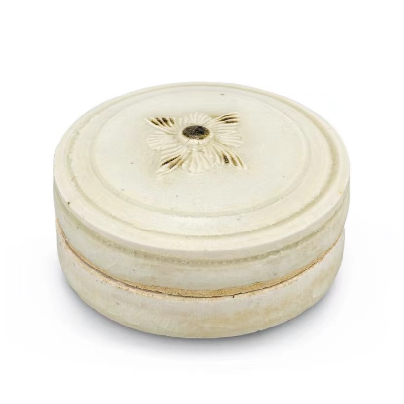 唐代相州窯青釉褐斑印花蓋盒                                                                            Tang dynasty Xiangzhou iron brown spotted celadon moulded box and cover (來源：Sotheby's Hong Kong 26 May 2021, Lot 445)