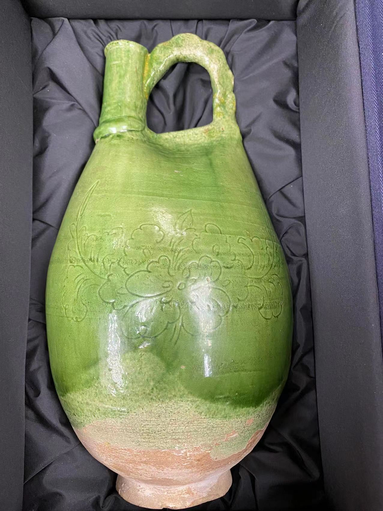 遼代綠釉刻花皮囊壺                                                                                                   Liao dynasty green glazed carved floral jar 