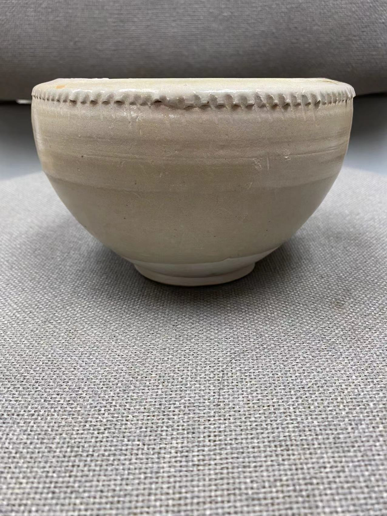 宋代白釉花口罐                                                                                                        Song dynasty white glazed piecrust rimmed jar 