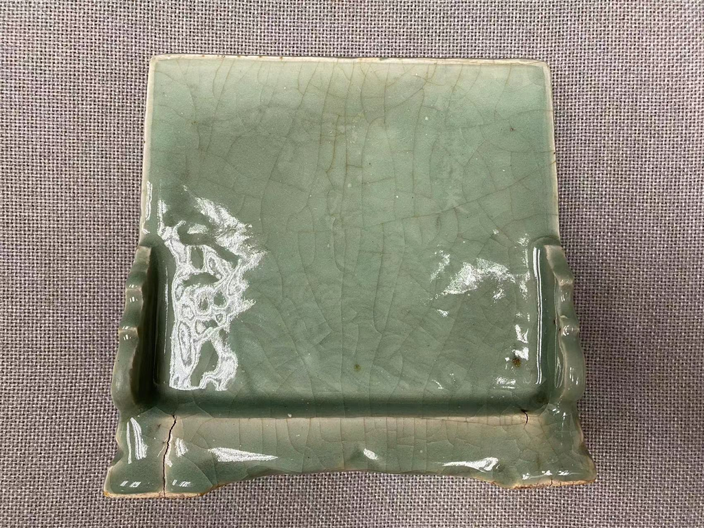 明代龍泉窯山水紋硯屏                                                                                         Ming dynasty Longquan celadon landscape table screen 