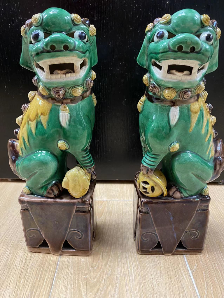 清晚期素三彩獅子一對                                                                                             Pair of late Qing dynasty famille verte lions 