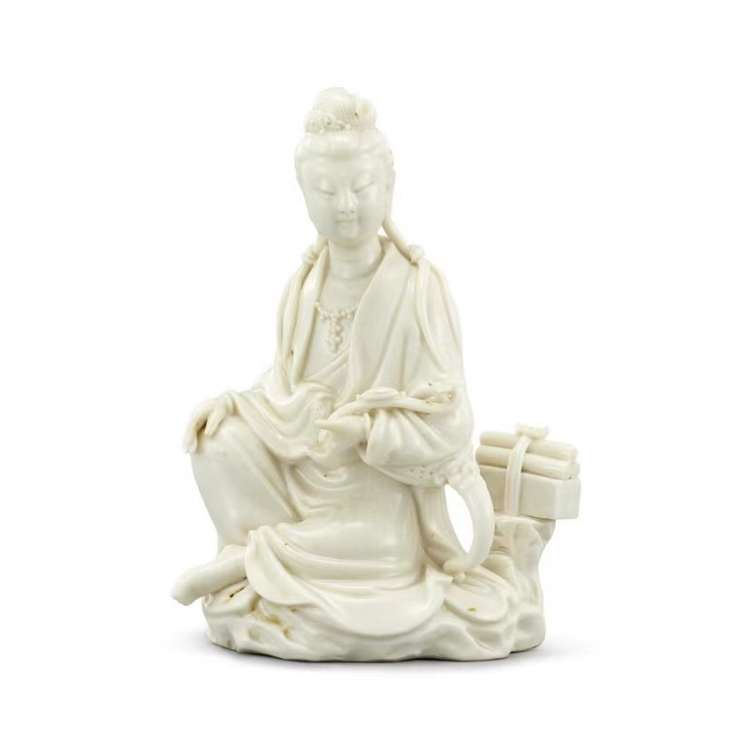 清中期德化觀音                                                                                                            Mid-Qing dynasty Dehua guanyin                                                                            (來源：Sotheby's Hong Kong 26 May 2021, Lot 342)