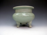 元龍泉三足香爐
Yuan Longquan celadon three-legged censer