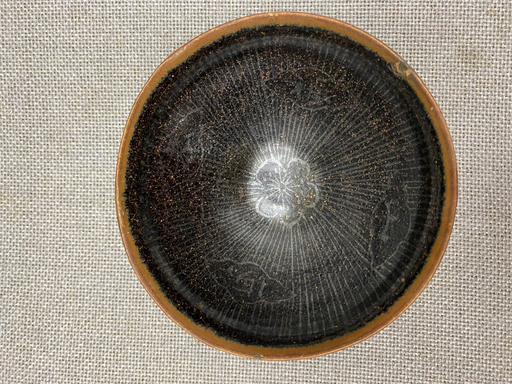 宋代遇林亭窯黑釉描銀福山壽海茶盞                                                           Song dynasty Yulinting black glazed silvered characters teabowl