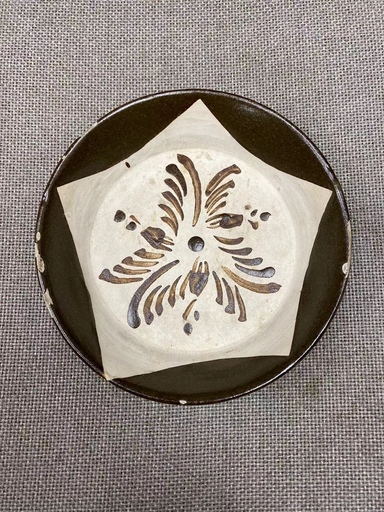 唐代耀州窯褐花洗                                                                                               Tang dynasty Yaozhou iron brown floral washer 