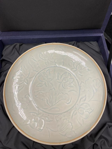 元代青白釉刻蓮紋盤                                                                                                  Yuan dynasty qingbai carved lotus dish 