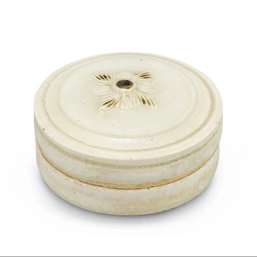 唐代相州窯青釉褐斑印花蓋盒                                                                            Tang dynasty Xiangzhou iron brown spotted celadon moulded box and cover (來源：Sotheby's Hong Kong 26 May 2021, Lot 445)