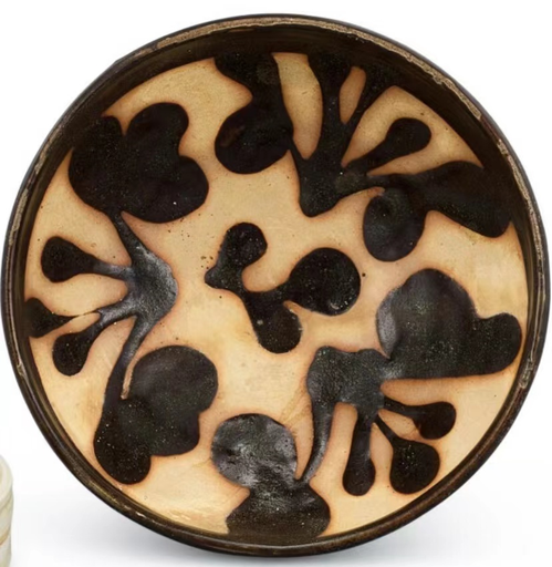 北宋耀州窯青釉刻落花流水紋碗                                                                     Northern Song dynasty Yaozhou celadon carved floral bowl                           (來源：Sotheby's Hong Kong 26 May 2021, Lot 485)