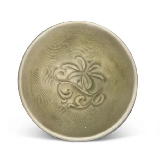 唐代耀州窯褐彩花卉紋碗                                                                                       Tang dynasty Yaozhou iron brown glazed floral bowl                                              (來源：Sotheby's Hong Kong 26 May 2021, Lot 445)