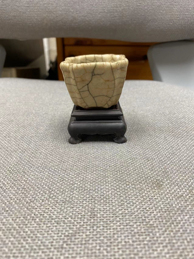 元/明代哥窯稜口小洗                                                                                            Yuan or Ming dynasty ge quatrelobed small washer 