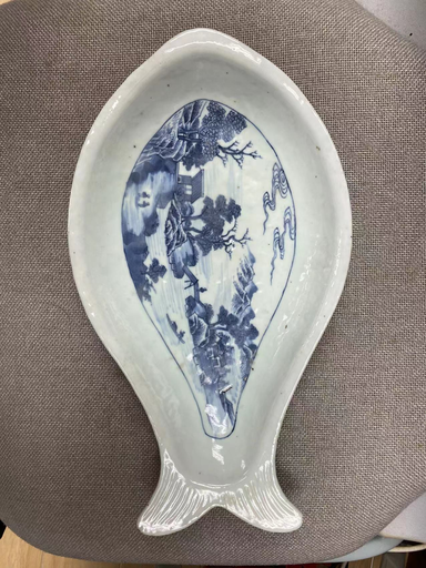 清乾隆青花山水紋魚形盤                                                                                      Qing Qianlong period blue and white landscape fish form dish 