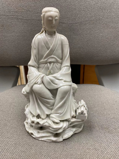 清代德化經卷觀音                                                                                                      Qing dynasty Dehua guanyin with scrolls