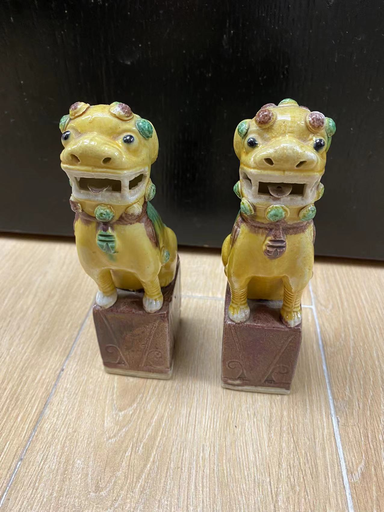清晚期素三彩獅子一對                                                                                           Pair of late Qing dynasty famille verte lions